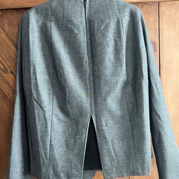 Two piece gray suit - Picture 4 of 6